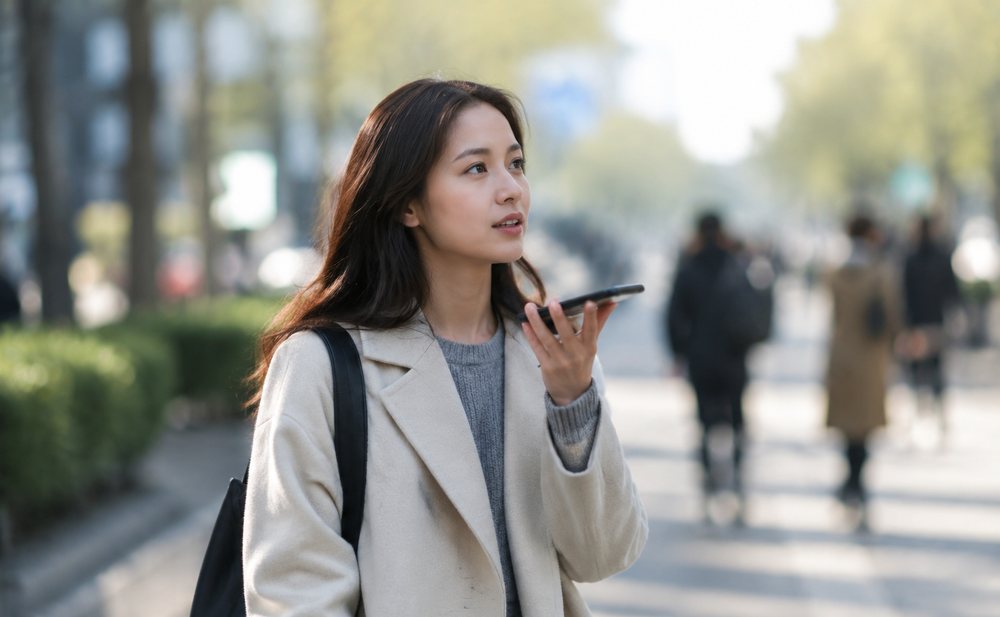 清晨街道上边走边录音的场景